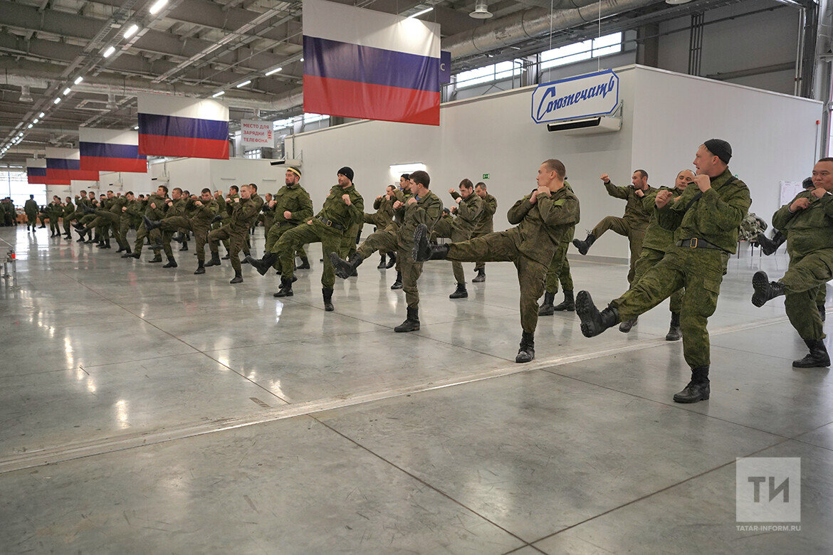 Мобилизованные татарстанцы живут и учатся теории военного дела в закрытых павильонах «Казань Экспо». Фото: © Владимир Васильев / «Татар-информ»