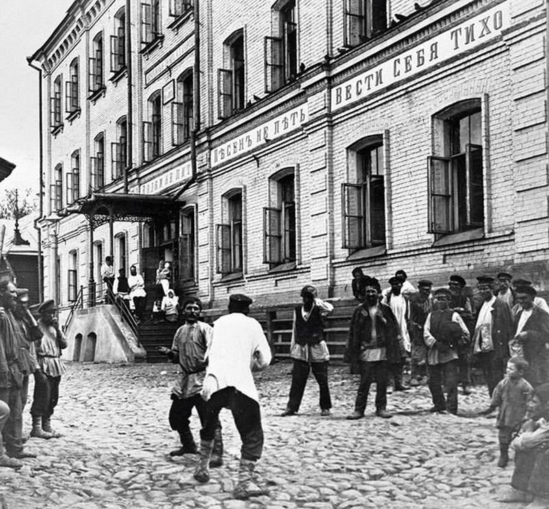 Драка у ГОПа (ночлежки). Ну и ночлежки строили при царе-батюшке ...