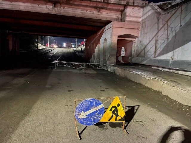   Движение под мостом на улице Путейской в Орске открыто только по одной полосе