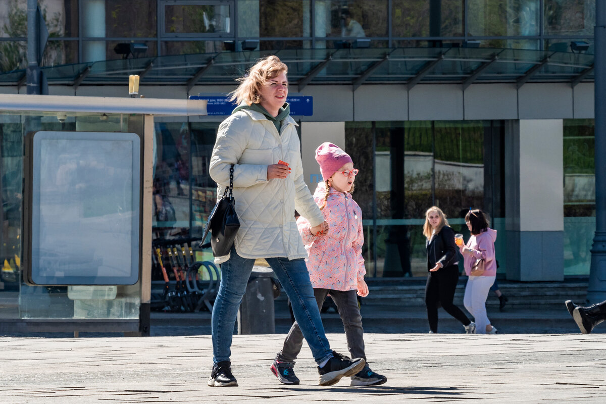 При расчете дохода на одного человека учитываются и дети.  Фото: Konstantin Kokoshkin / Global Look Press / globallookpress.com