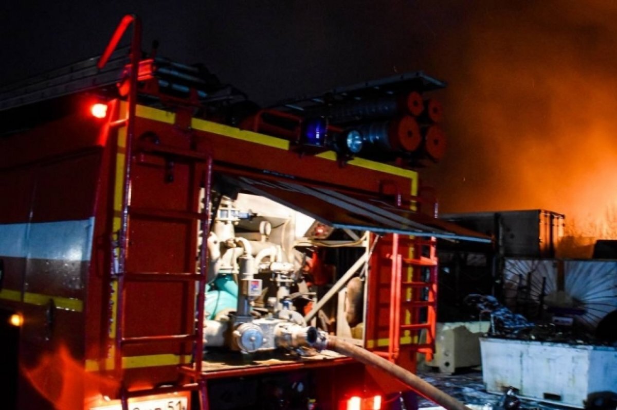    Покрышки сгорели в Мурманской области на площади 400 квадратных метров