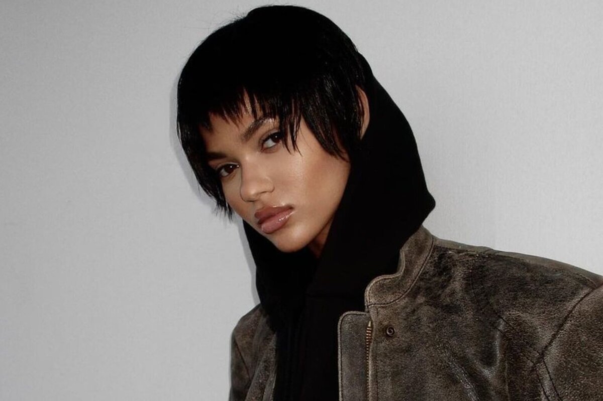     «Грудь видна!»: возлюбленную Канье Уэста в провокационном топе поймали папарацци