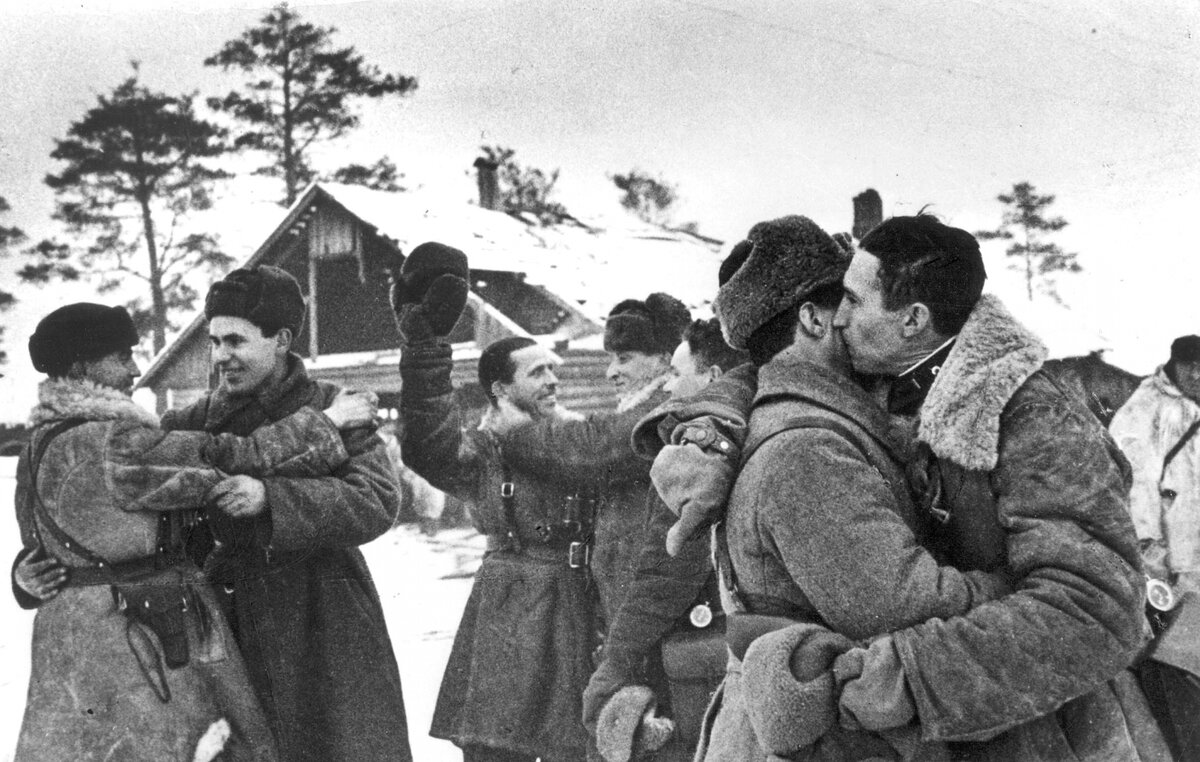 Встреча бойцов Ленинградского и Волховского фронтов у Рабочего поселка №1 во время операции по прорыву блокады Ленинграда. (Фото из интернета)