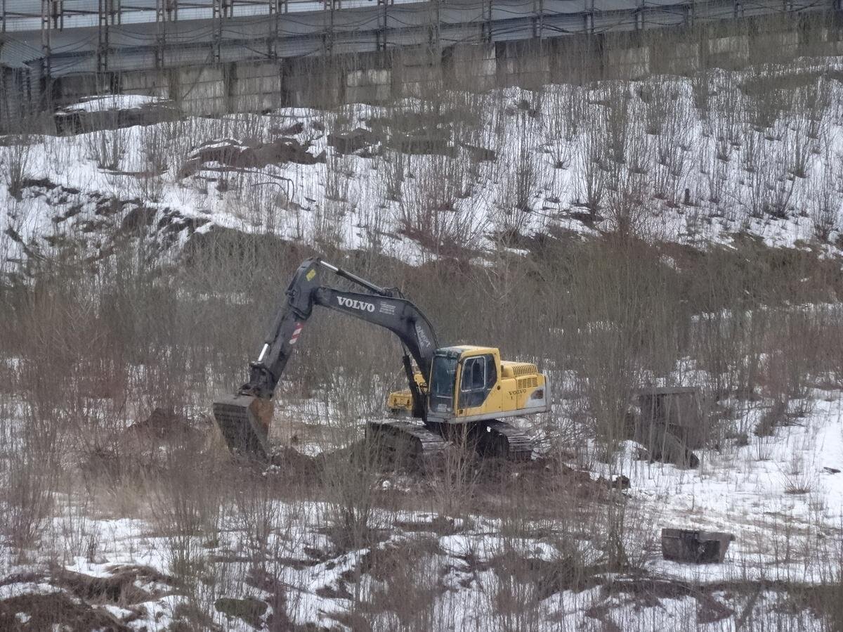 Экскаватор на Охтинском мысе. Фото: страница «ВКонтакте»