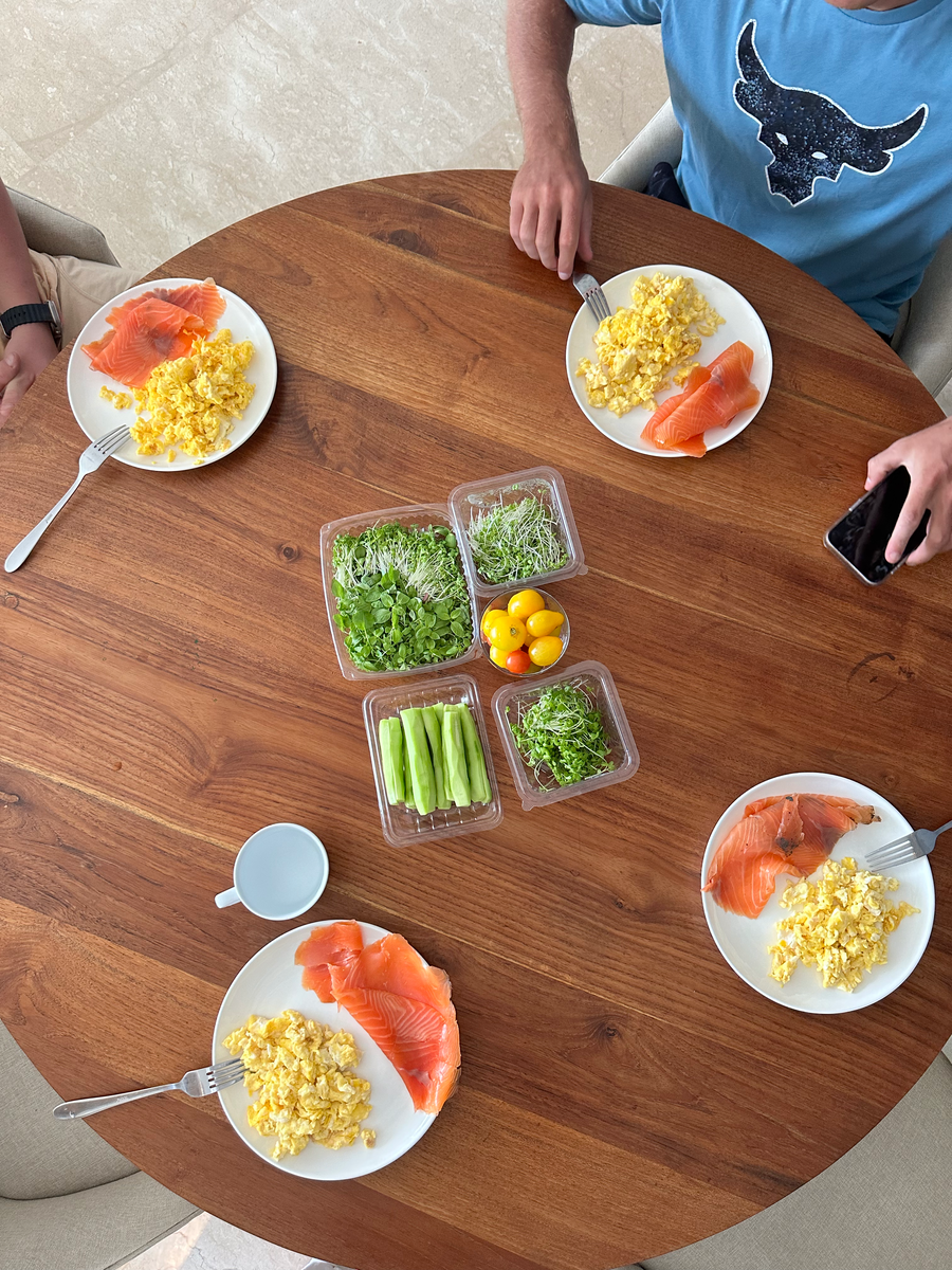 Наш завтрак на Бали на компанию 4 человека. Кстати похожий завтрак часто могут подавать в городских кофейнях.