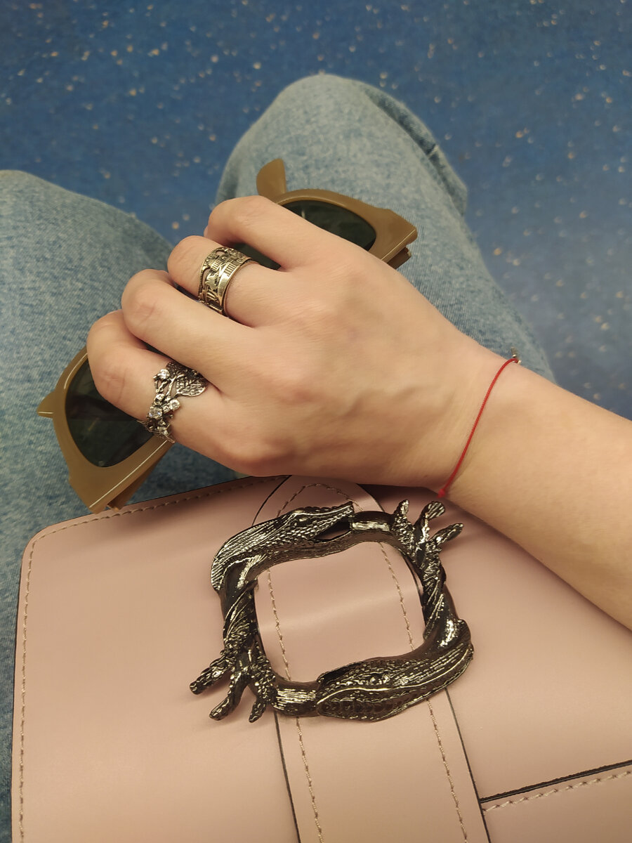 На указательном пальце