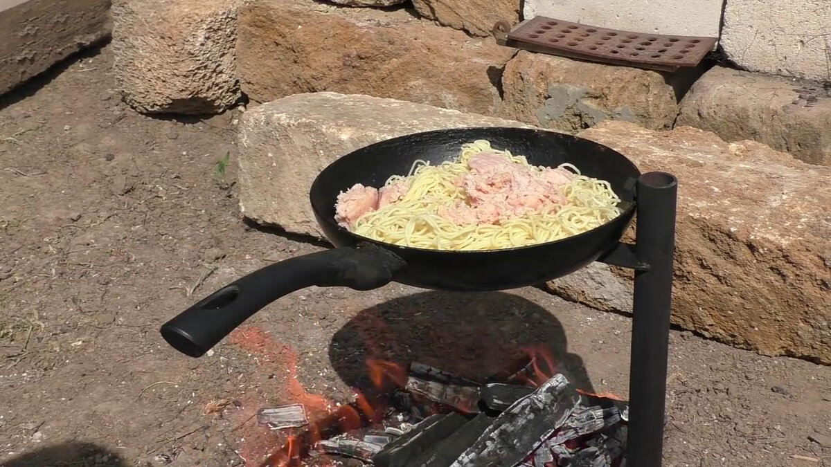 Держатель сковороды из обрезка трубы для приготовления пищи на костре