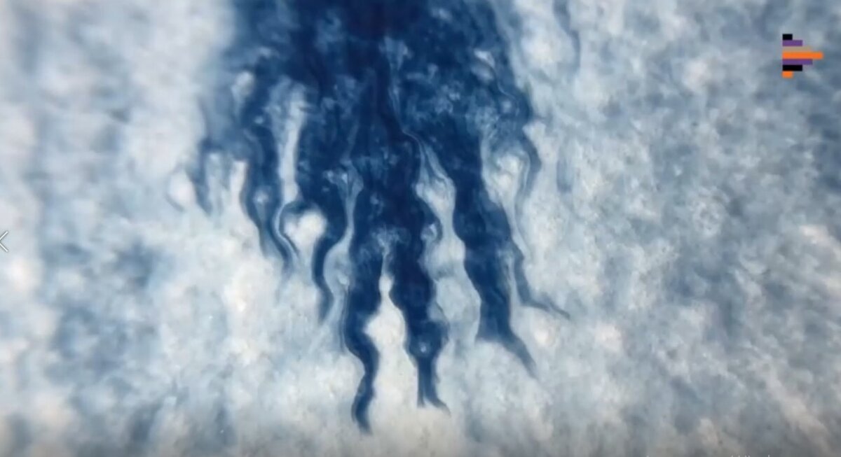 Акварель растекается по хлопковой бумаге