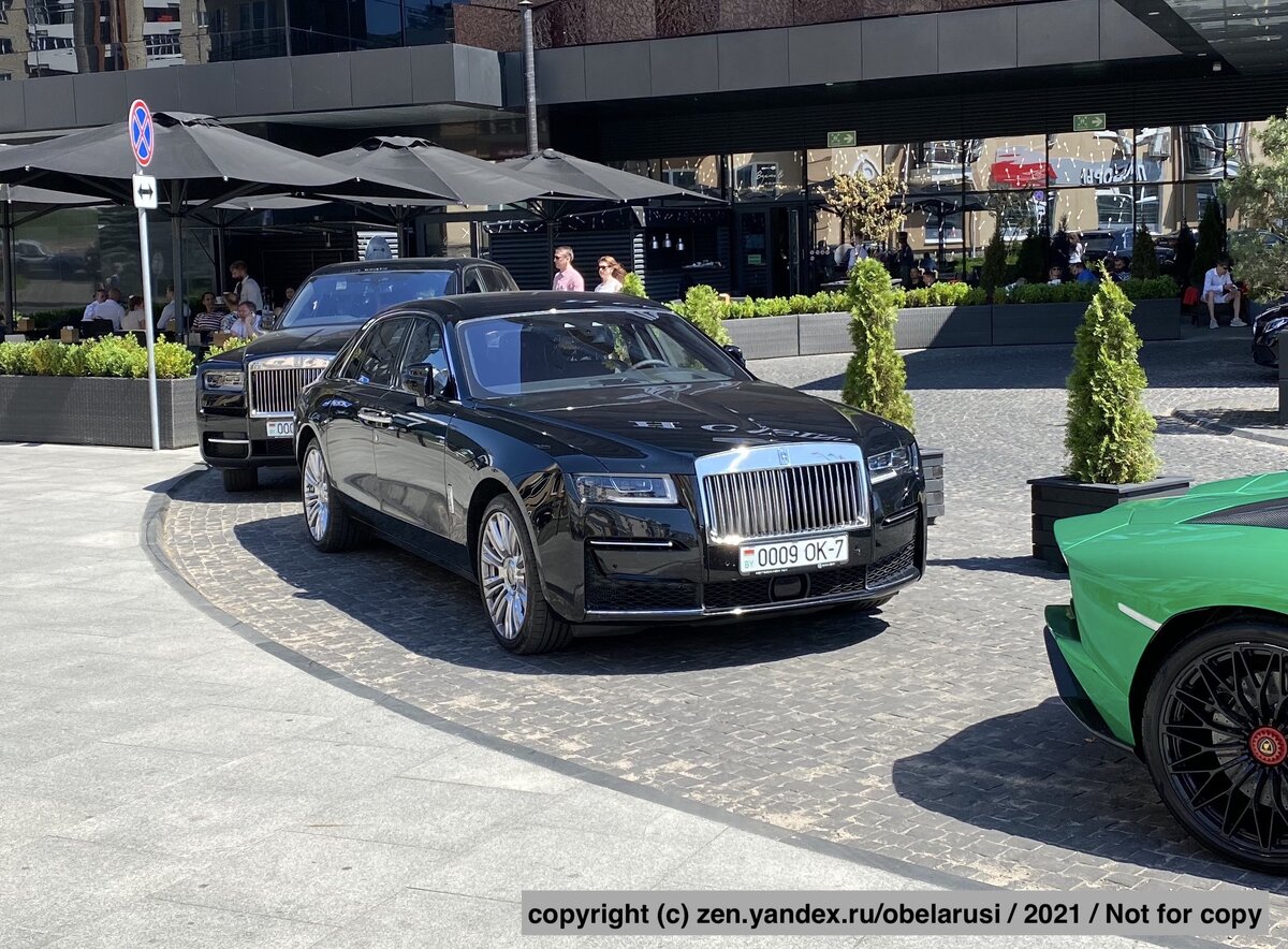 А вот и "Роллс-Ройс" - там же...