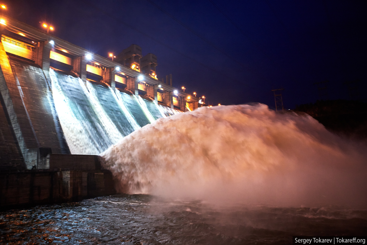 Сброс воды на Красноярской ГЭС