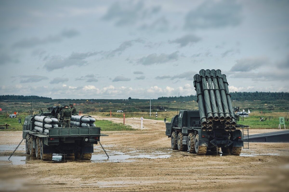 Смерч военное. Рс30 Торнадо. Рс30 смерч. Торнадо РСЗО. Смерч РСЗО.