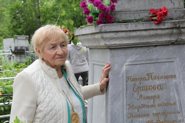 Зея Ранская у мемориала  своему знаменному прадеду - писателю Петру Ершову