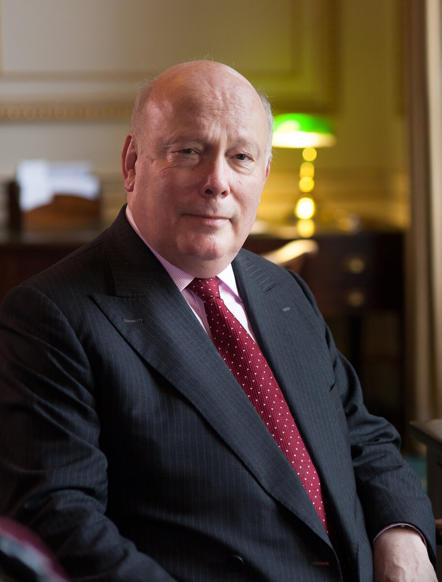 Фото-материалы взяты с источника https://www.julianfellowesbelgravia.com/about-julian-fellowes/