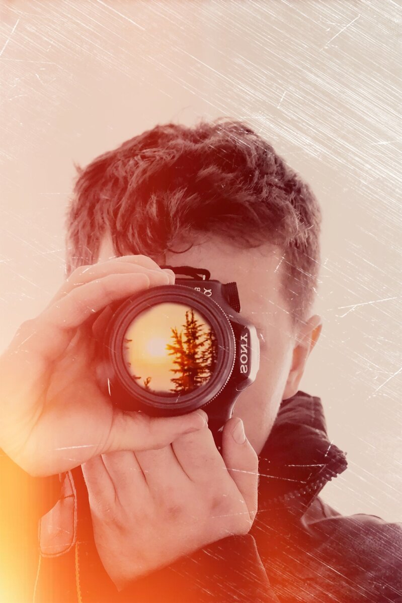 Думал об этом давно, но решил поделиться мыслями только сейчас: "Я считаю, что фотограф - это чисто профессия, когда тебе говорят (или даже не обговорено) как хотят видеть свои фото, то ты не имеешь права выступать за рамки границ, а должен придерживаться определенного стандарта, и как правило это будут однообразные, не отличающиеся друг от друга фотографии, и это вовсе неплохо, а просто так заведено и воспринимается для клиента как один сюжет, относящийся к событию по типу торжество, поход, любовная история и многое другое; не всем дано быть в этой профессии, так как не каждый сможет отречься от своих "не стандартов", выслушивать критику и пожелания, а всё почему ? Потому что есть такой тип фотографов, который относит себя к художникам, то есть сам выбирает свободу видения своих "картин", не ищет красоту где не хочется, а фотоаппарат использует только для хобби. А к какому типу фотографов отнёс бы ты себя сам ?