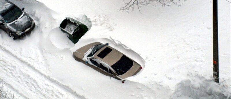 Машину полностью засыпали снегом