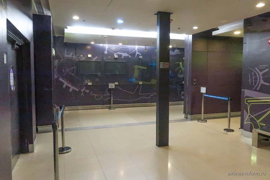 Указательные таблички и выход на SkyDeck. Источник: Airlines Inform. Автор фото: Алексей Марчуков