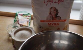 Готовим тесто. Дрожжи растворяем в теплой воде, добавляем соль, подсолнечное масло, сахар.Все хорошо перемешиваем. Добавляем водку, чтобы тесто хорошо подходило. Теперь надо постепенно добавлять просеянную муку, хорошо вымешивая.