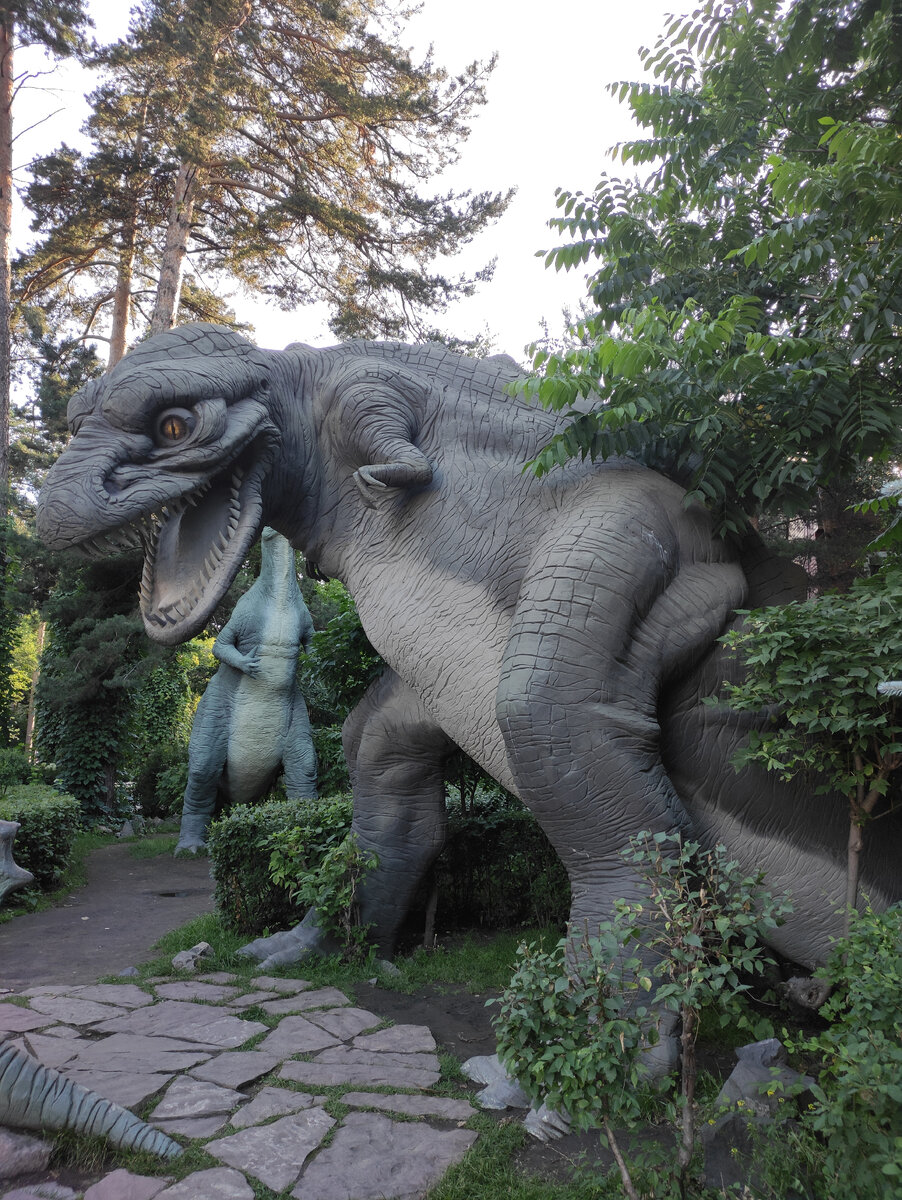 На входе в зоопарк целый парк Юрского периода