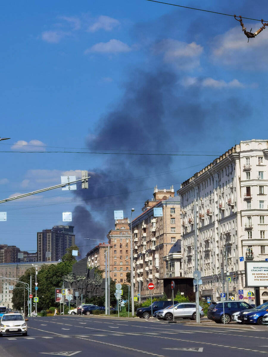 Пожар в Москве. Прямо сейчас вертолётами тушат пожар в соседнем районе.  Летают вертушки, всё по настоящему. | IvanDementievskiy . | Дзен