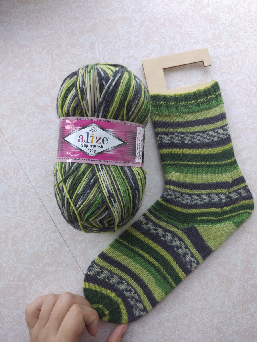 Вот такой красавец готов. Пятка стронг, спицы 2.5, 60 петель. Цвет пряжи 2696.