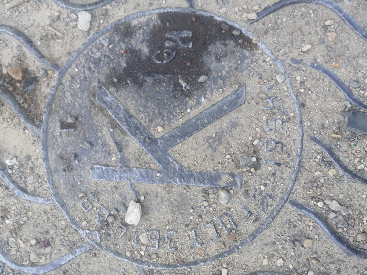 Фото из личного архива - Люк Технического колодца от которого я пострадал