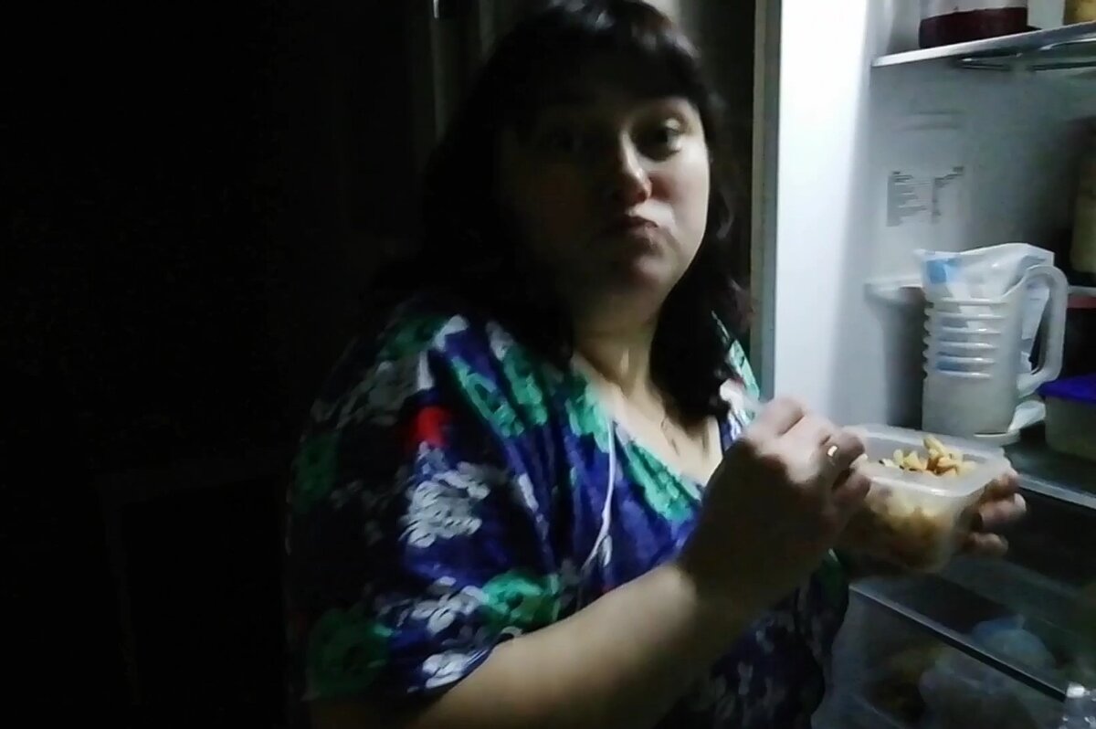 сын заставал меня ночью у холодильника...