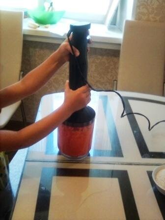 Мы измельчали в блендере, хотя можно было просто натереть на тёрке