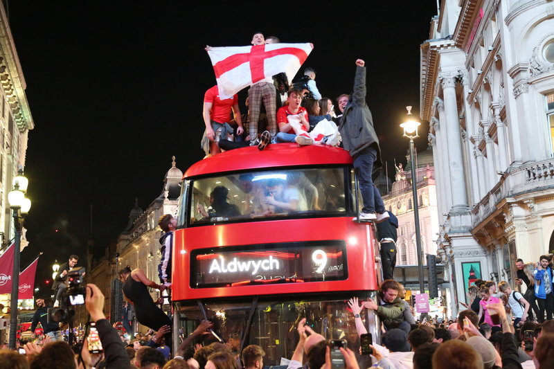 Что случилось в англии. Что сейчас происходит в Великобритании. Public Celebrations in London. Uk Holidays.