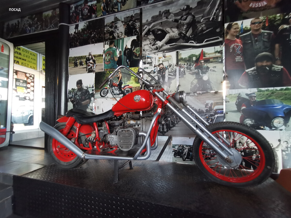 При входе - байк.