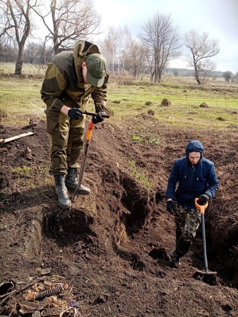 Самое начало работ. Деревенский мусор вперемешку с мусором войны.