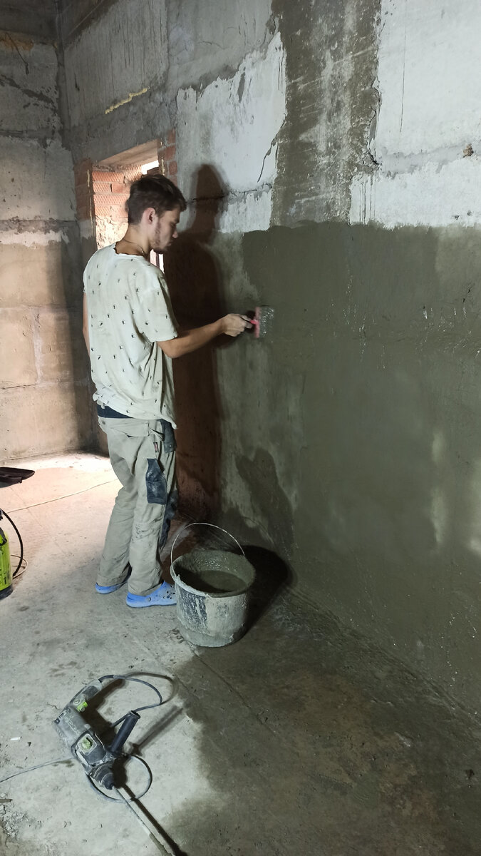 На фото показано само нанесение гидроизоляции. 