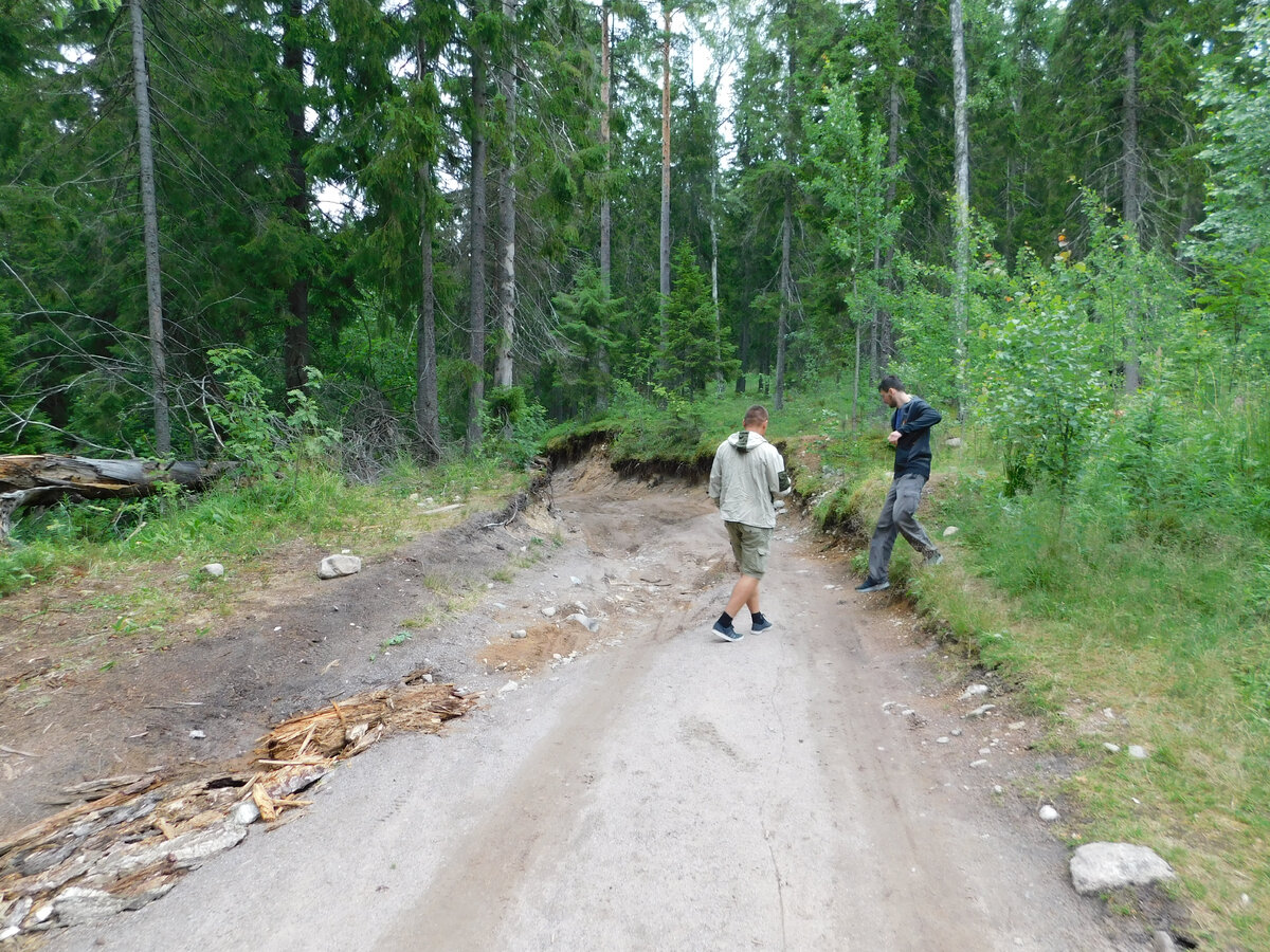 В какой - то момент дорога к Моторной показалась непроходимой, пешеходная разведка показала, что вполне проезжают и более "пузотеристые,  чем гранта
