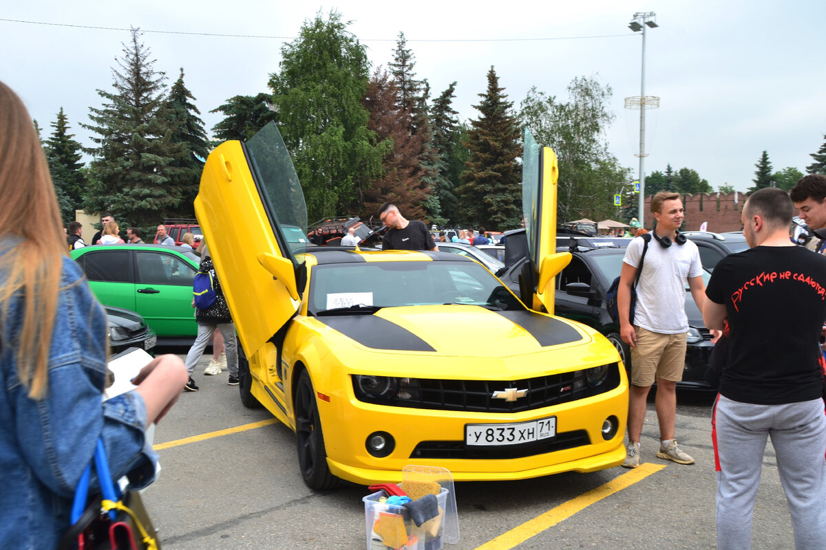 На автомобильных выставках легко узнать тех, кто хочет выглядеть богаче: они толпятся около дорогих авто. Фото автора