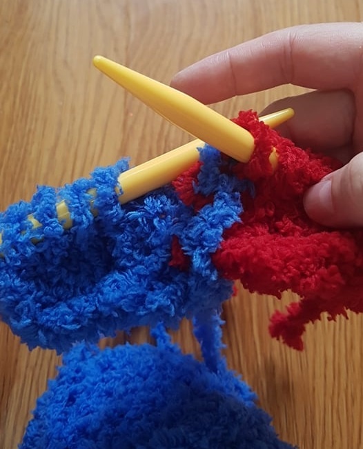 Лицевой ряд: серединную петлю провязываю красной нитью