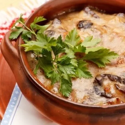 Картошка с грибами в горшочке