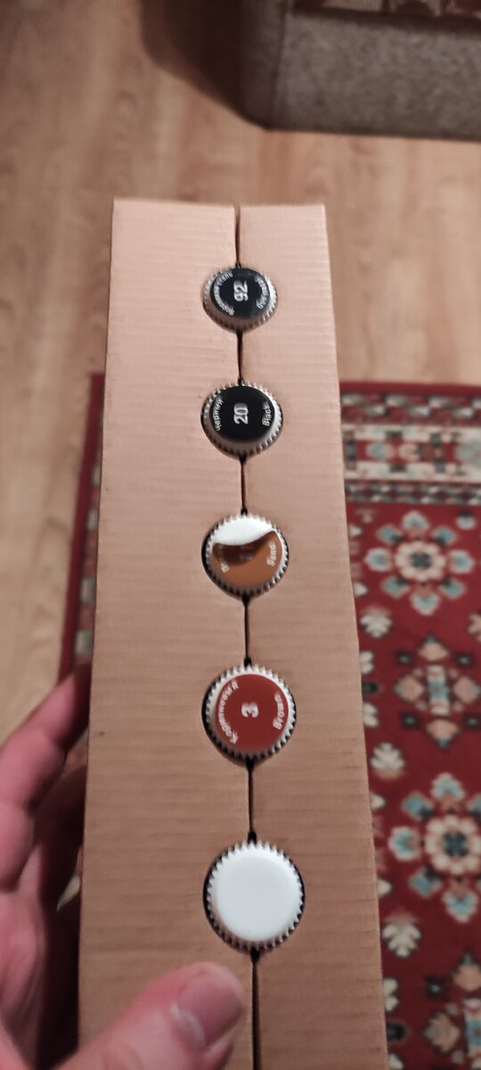 Собственно, коробочка с краской, клеем и кисточкой