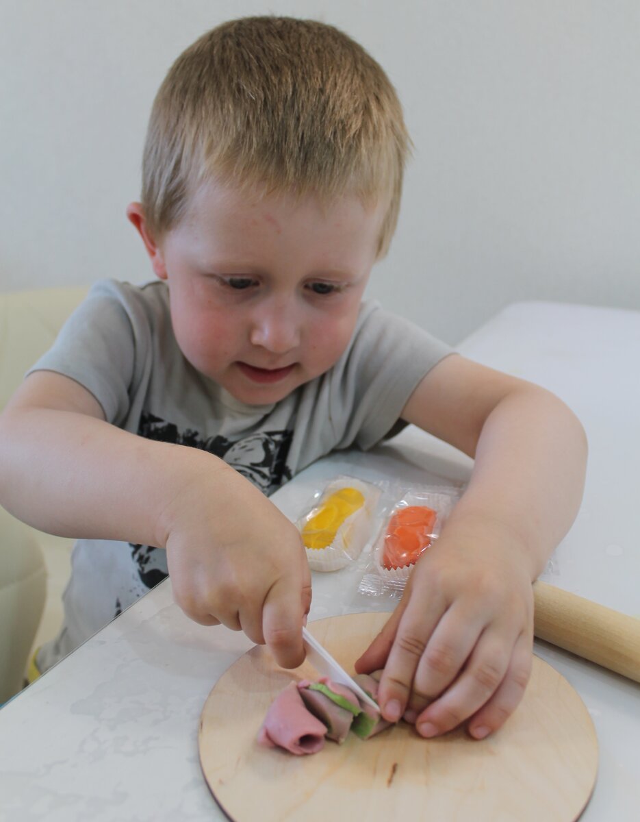 ребенок съел пластилин play doh. ест пластилин. лепка для детей. пицца из пластилина. съел пластилин.