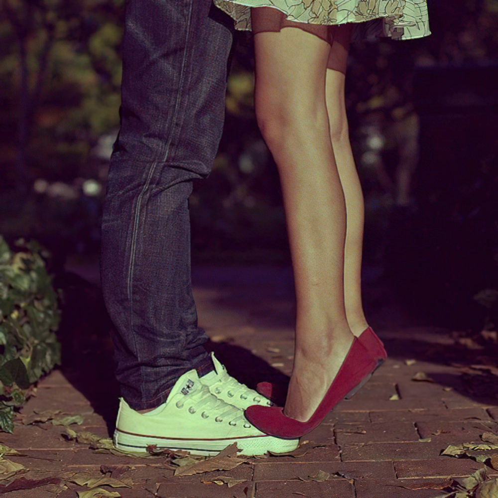 Обнимает ноги девушки. Ноги влюбленных. Ноги девушки на парне. Красивые невысокие девушки. Поцелуй на носочках.