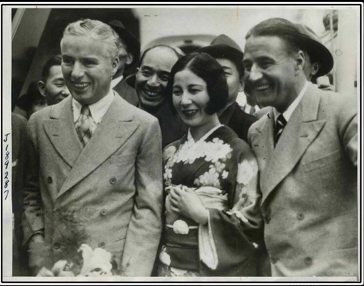 Чарли (справа) и Сидни Чаплины прибыли в Японию