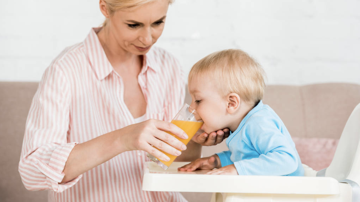 Некоторые рекомендуют начинать прикорм с апельсинового сока. Источник изображения: Crello
