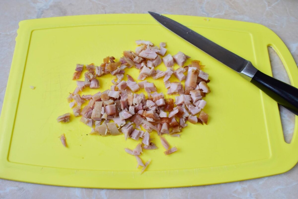 Шаг 2. Копченую куриную грудку нарежьте мелкими кубиками.