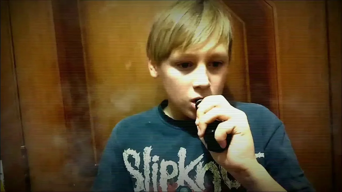 вейп со скольки лет курить. школьник с электронной сигаретой. девушка подросток с вейпом. парить в 14. девочки курят.