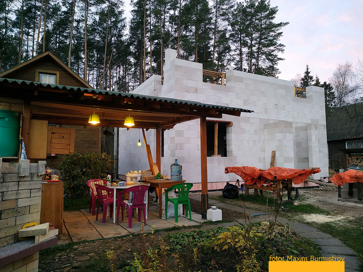 Стены продолжают расти.