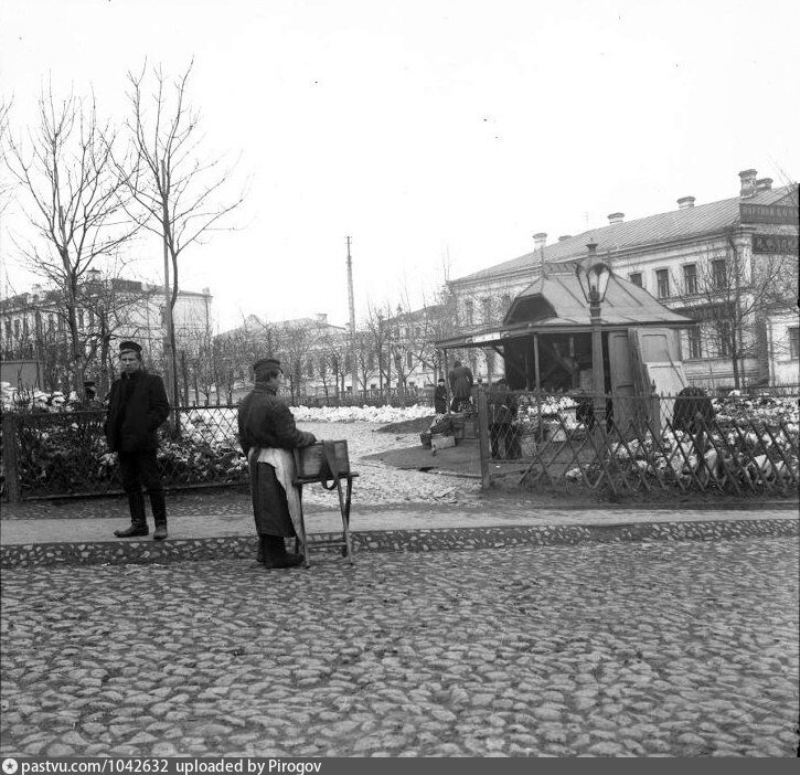 Вид на Сретенский бульвар от современной Тургеневской площади, 1910-1914. Мужчина продаёт горячие пирожки. С сайта www.pastvu.com.