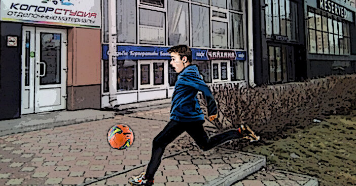 Мальчики играют в мяч рядом с витринами. Иллюстрация