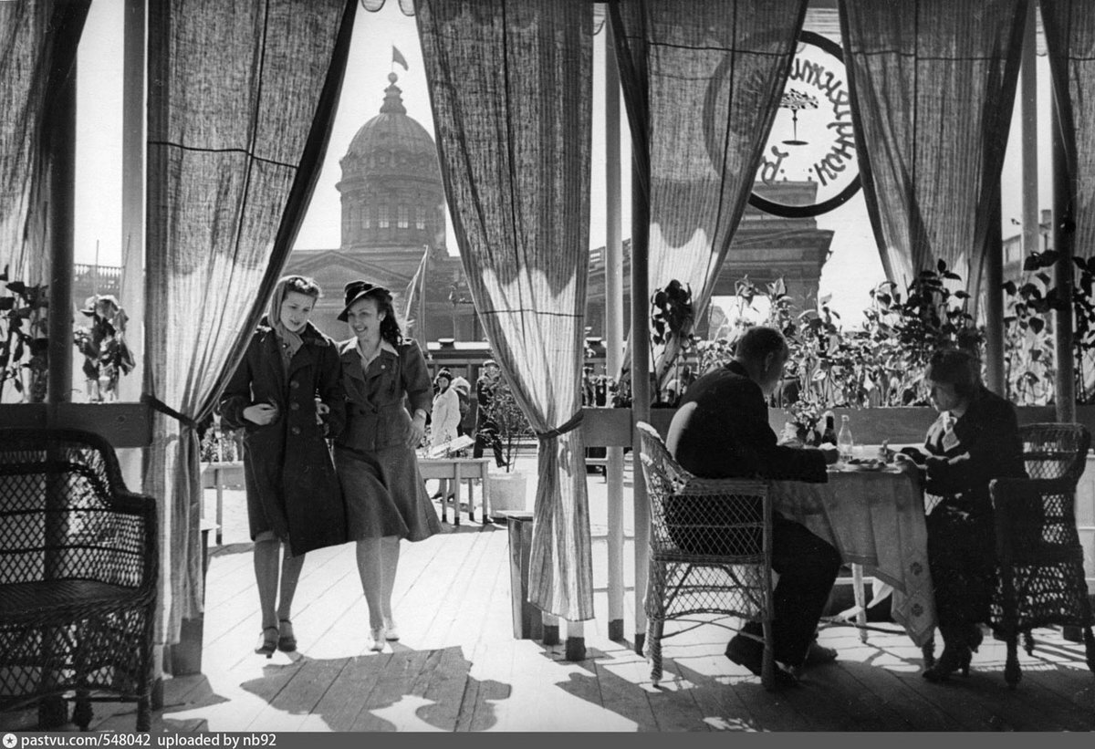 Ленинградские девушки. Май 1941 года. Источник - https://pastvu.com/