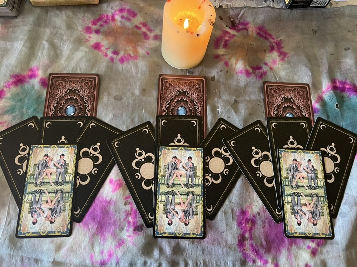 🔮Приветствую вас на своём новом канале ! Давайте приступим . Поднимите левую руку ладонью вниз над фото и сконцентрируйтесь на вопросе , подержите ладонь над каждой картой. Та , что «позовёт», та и ваша 🎴
