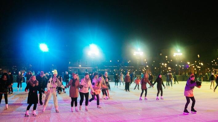 Панорамный «Каток у моря» — это 2100м² ледового покрытия, музыка и веселье. Фудтраки с едой, напитками не дадут проголодаться. В центре площадки находится волшебный лес, а к набережной можно добраться по видовому мосту. Цена катания — от 250 до 450 рублей, прокат коньков — 350 рублей.