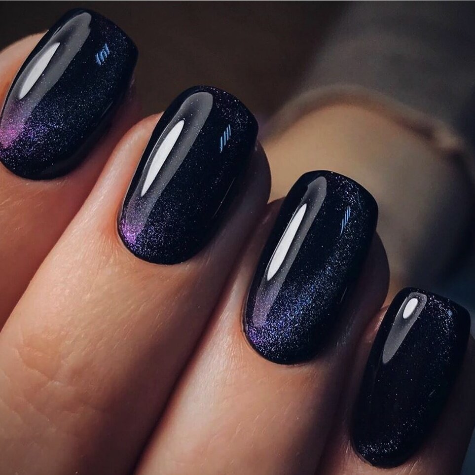 Маникюр “кошачий глаз” стал популярным относительно недавно, и считается новой нейл-техникой. Выполняется она с помощью маникюрного магнита на специальных гель-лаках. Техника довольно проста, а вот результат получается потрясающий. Достаточно понять несложный принцип работы с магнитом, и вы сможете создавать различные эффекты - затейливые узоры, мерцающие блики и по-настоящему волшебные картинки на поверхности ногтевых пластин.