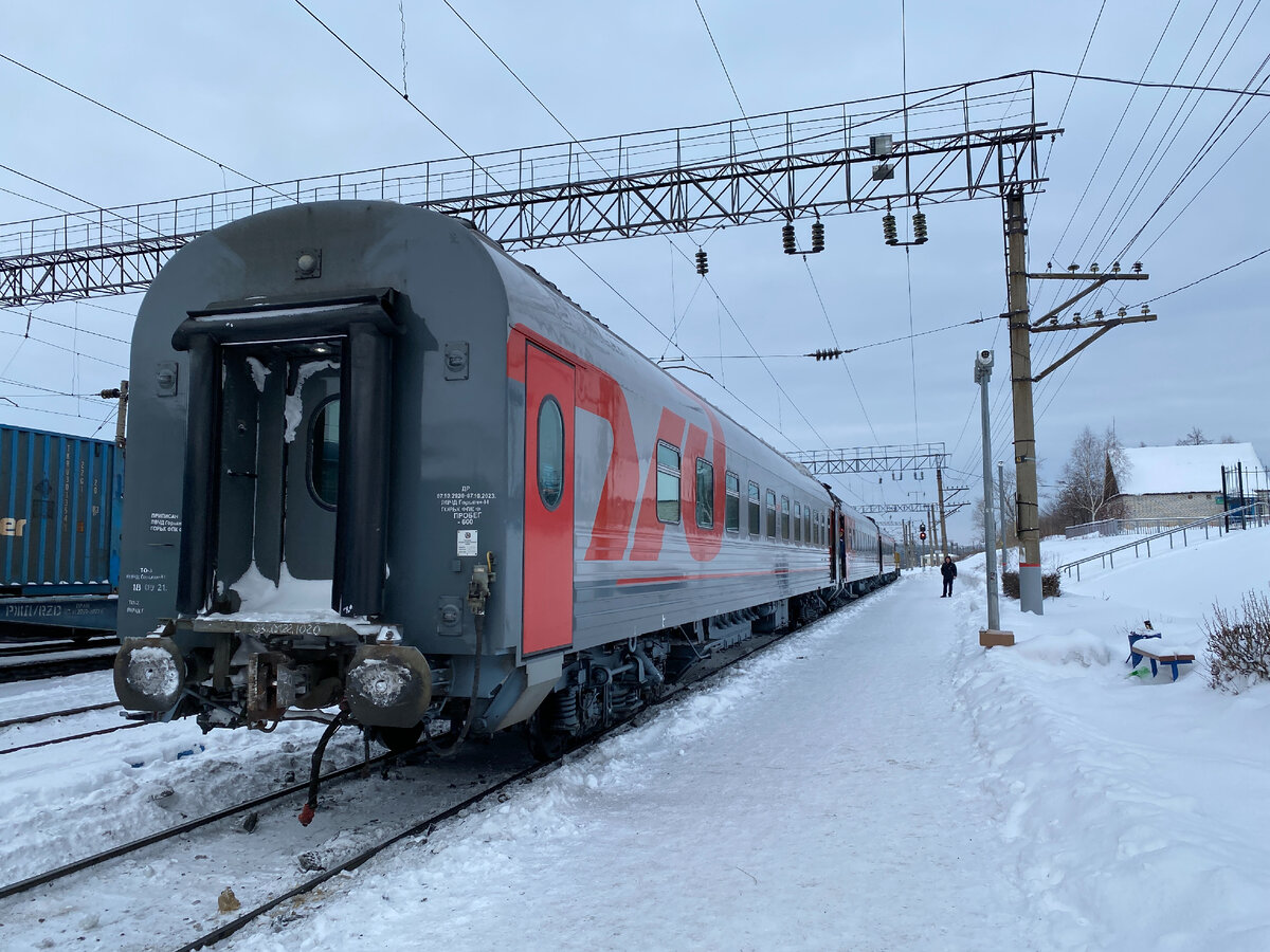Состав движется к составу.